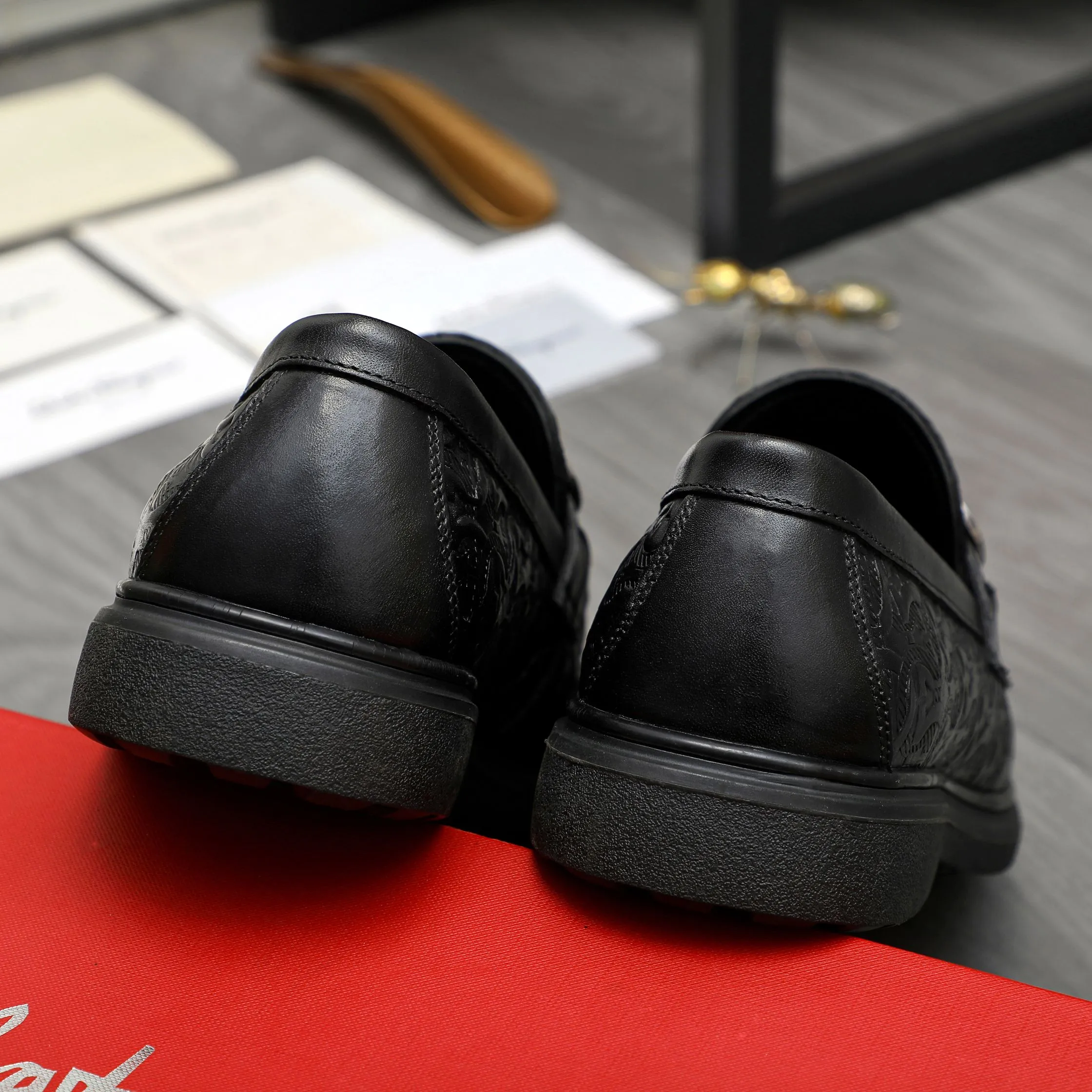 Men's shoes 💰p460 Product trademark: Ferragamo " Ferragamo ] Business slip-on leather shoes Regular size: 38-45 Product material: Selected embossed cowhide upper, cowhide lining, rubber outsole